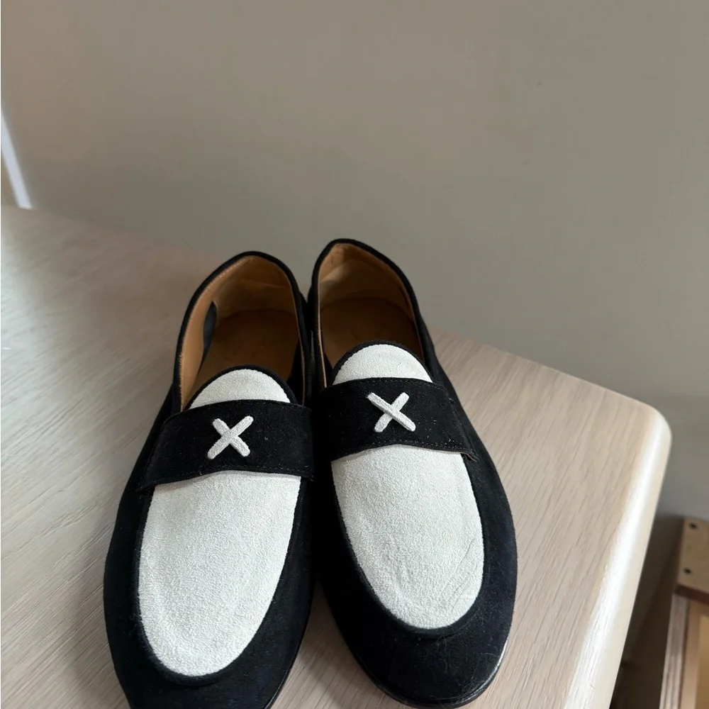 EXCELLENT CONDITION Classic Black and White Women’s Slip-On Loafers - Picture 2 of 4